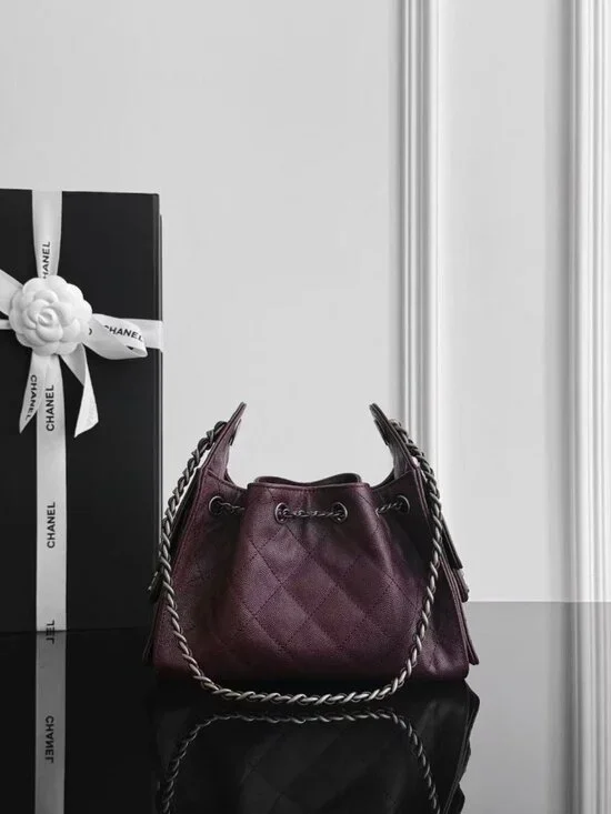 Classic CHANEL Bag: A Stylish and Versatile Choice for Elegance - Picture 4 of 6